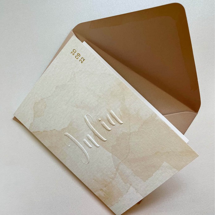 Rustig waterverf geboortekaartje met preeg en goudfolie