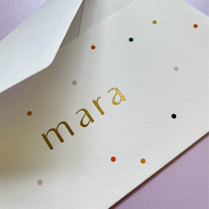 Vrolijk geboortekaartje met goudfolie