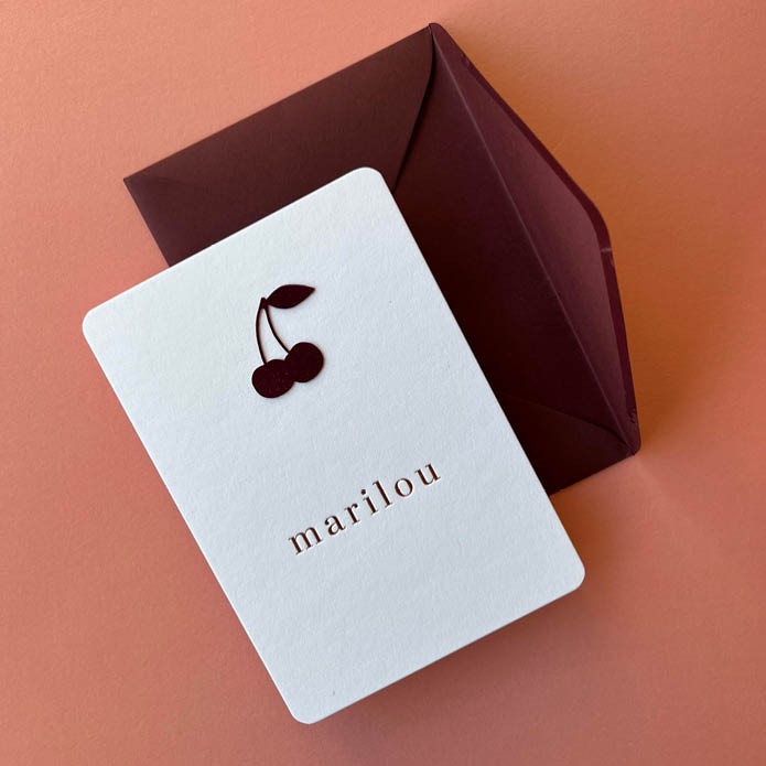 Prachtig geboortekaartje wit rood kersje en ronde hoeken