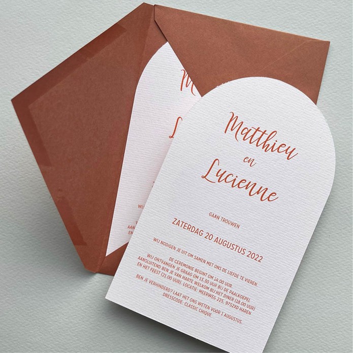 Stijlvolle minimalistische trouwkaart met boogvorm