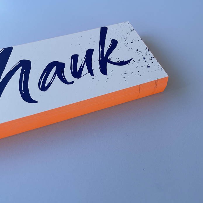 Stoer geboortekaartje met verfspetters jongen