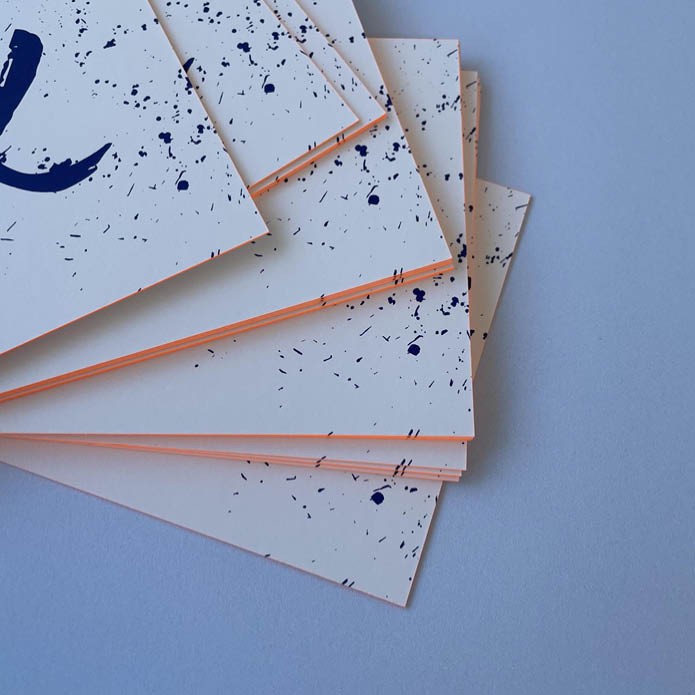 Stoer geboortekaartje met verfspetters jongen