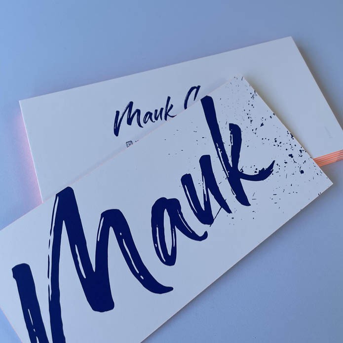 Stoer geboortekaartje met verfspetters jongen