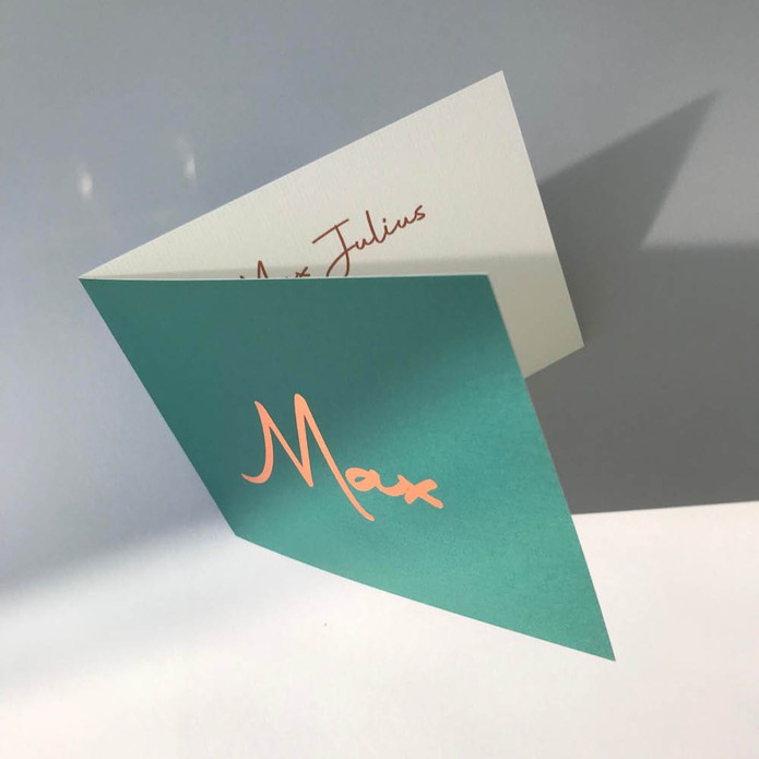 Stoer geboortekaartje groen met koper matte naam in modern lettertype