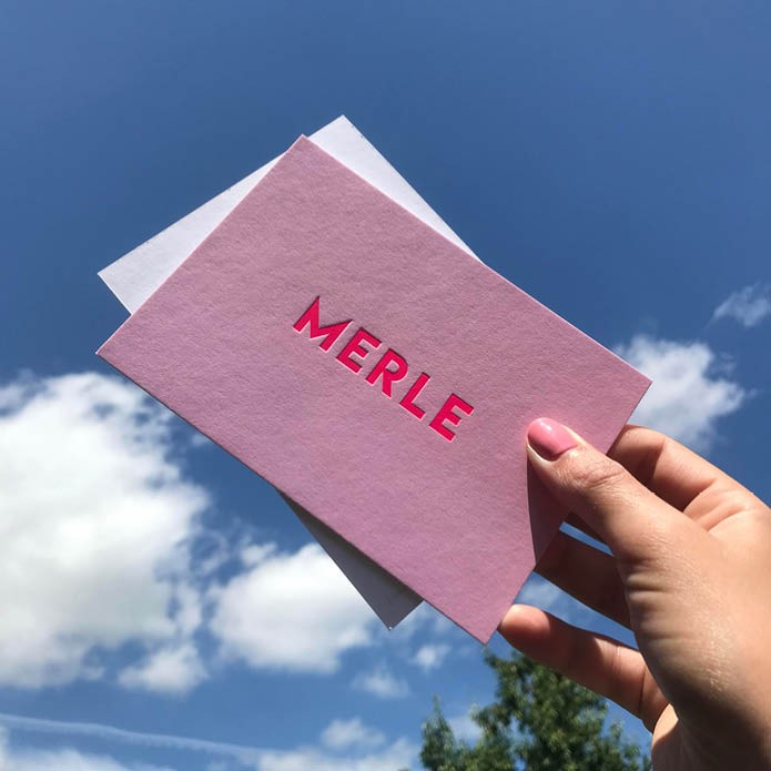 Strak roze geboortekaartje met  roze foliedruk