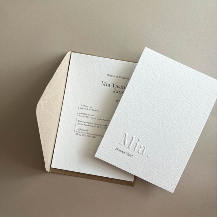 Minimalistisch geboortekaartje met preeg op ruw papier