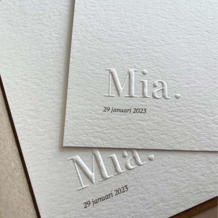 Minimalistisch geboortekaartje met preeg op ruw papier