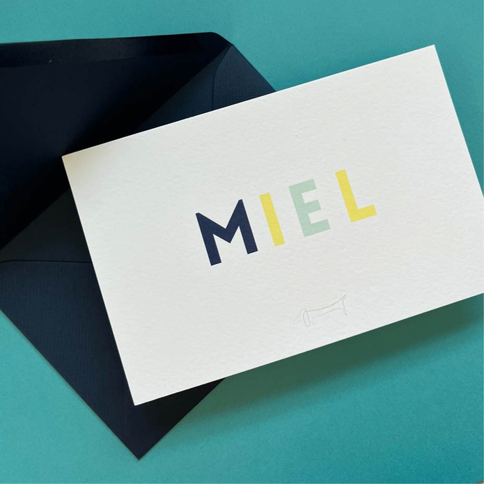 Sober kaartje met letters in kleur en tekkel