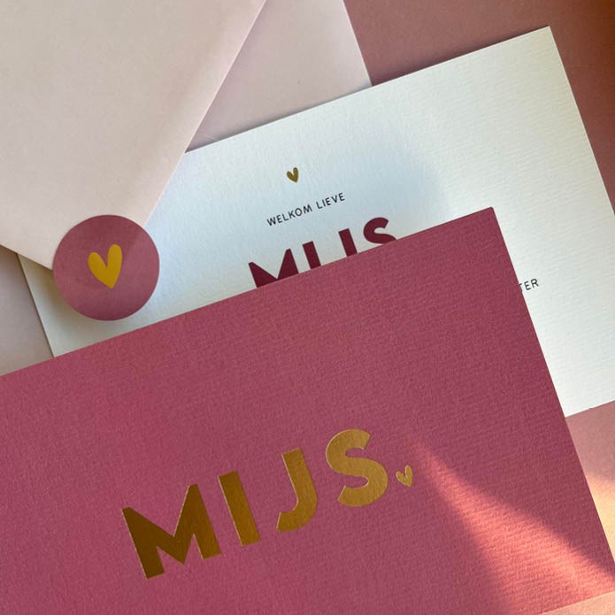 Modern geboortekaartje in vintage roze met strakke folie naam