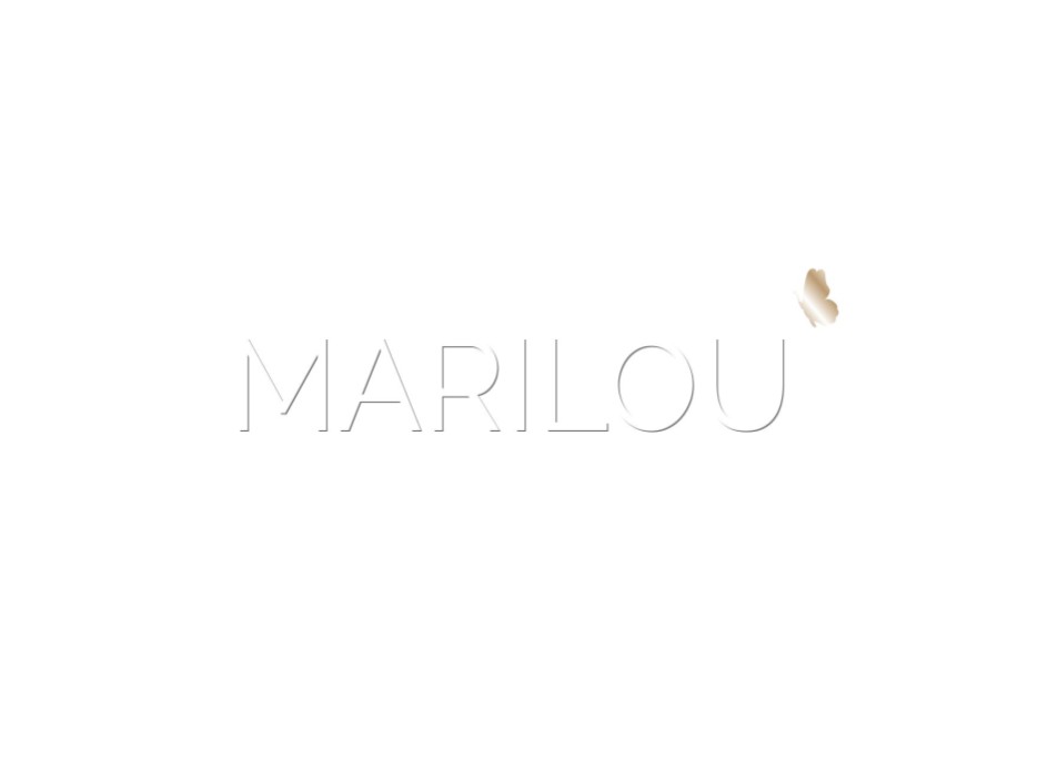 Minimalistisch geboortekaartje met de naam in reliëfdruk