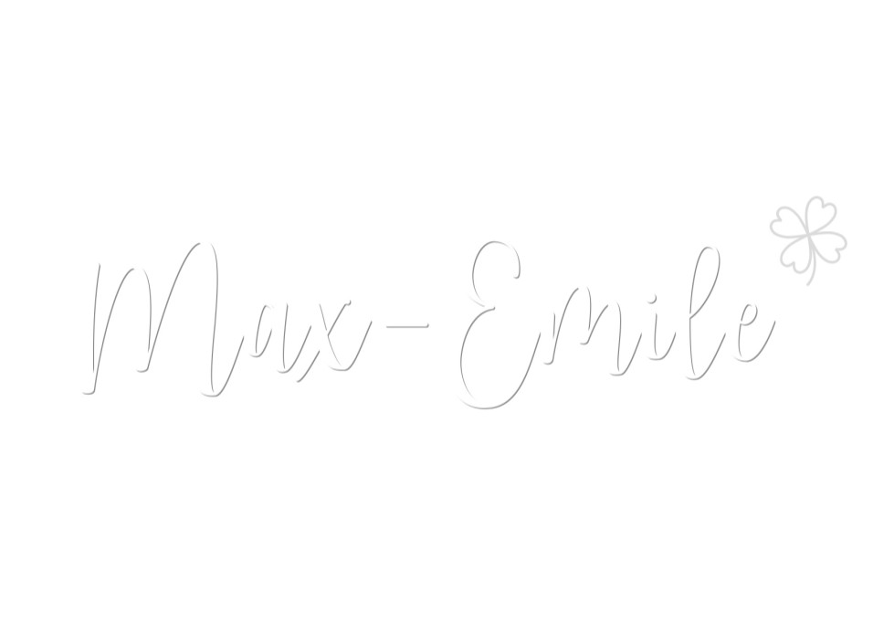 Minimalistisch geboortekaartje met reliëfdruk en zilveren klavertje