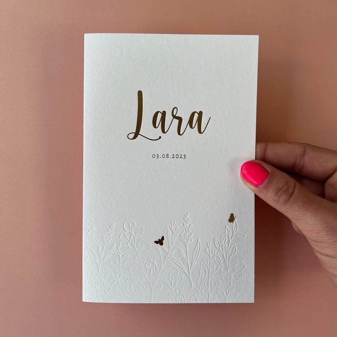 Minimalistisch geboortekaartje met bloemenveld