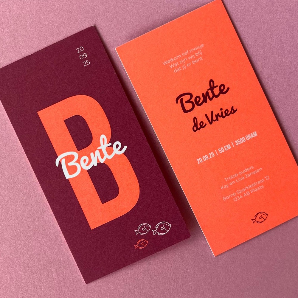 Modern bordeaux rood geboortekaartje met grote letter in neon inkt voor Bente