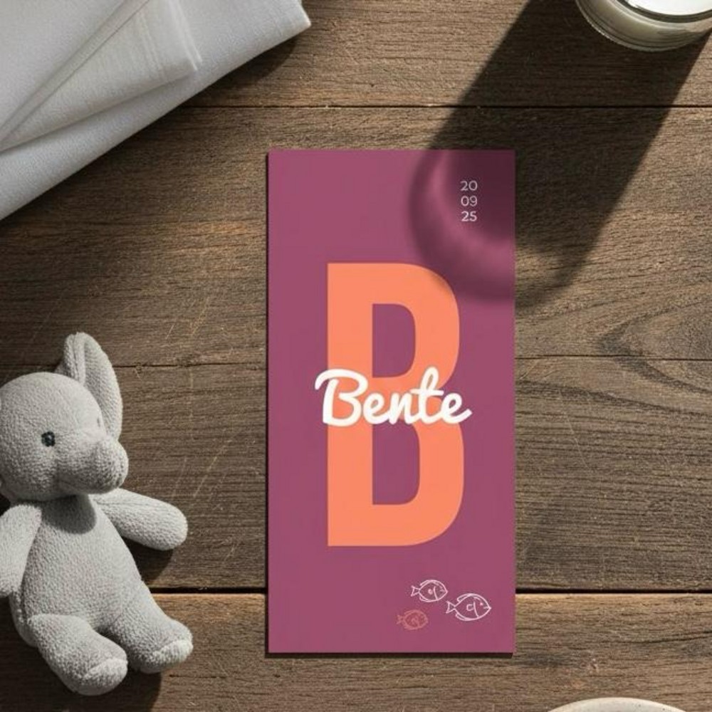 Modern bordeaux rood geboortekaartje met grote letter in neon inkt voor Bente