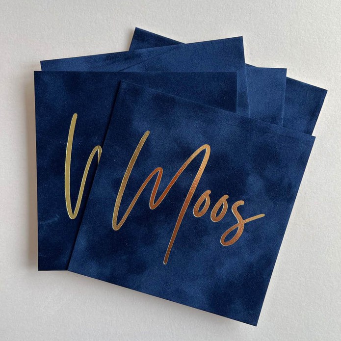 Simplistisch geboortekaartje op écht velvet met stoere naam van goudfolie