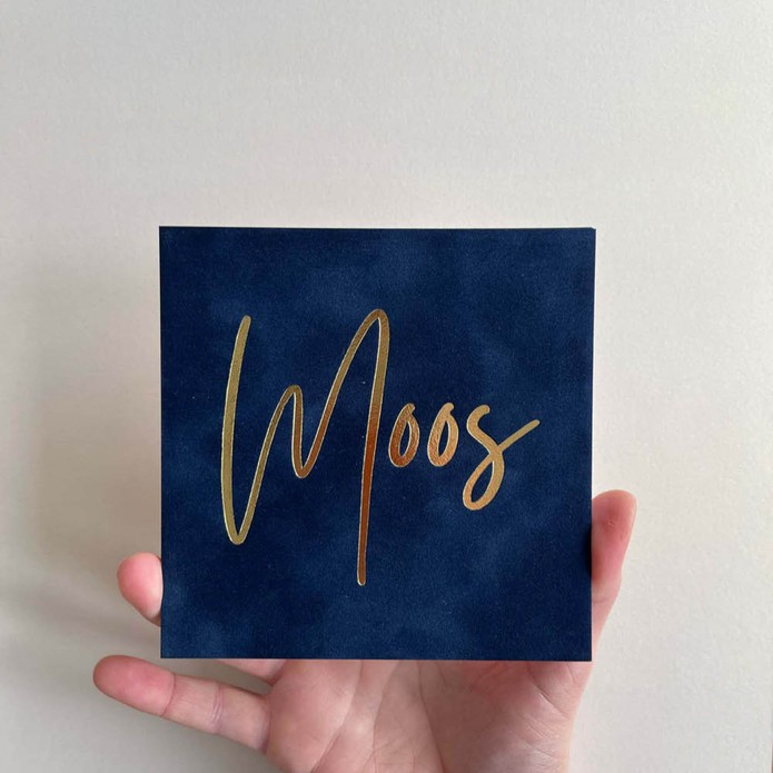 Simplistisch geboortekaartje op écht velvet met stoere naam van goudfolie