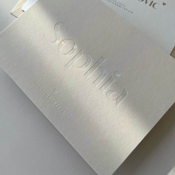 Geboortekaartje in beige biscuit kleurtje met holografisch witte foliedruk