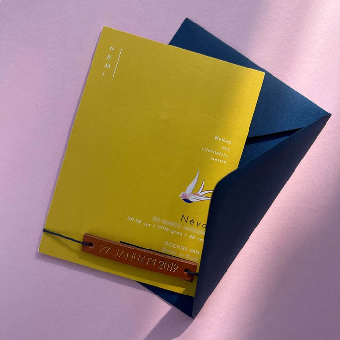 Kleurrijk geboortekaartje meisje met vogel