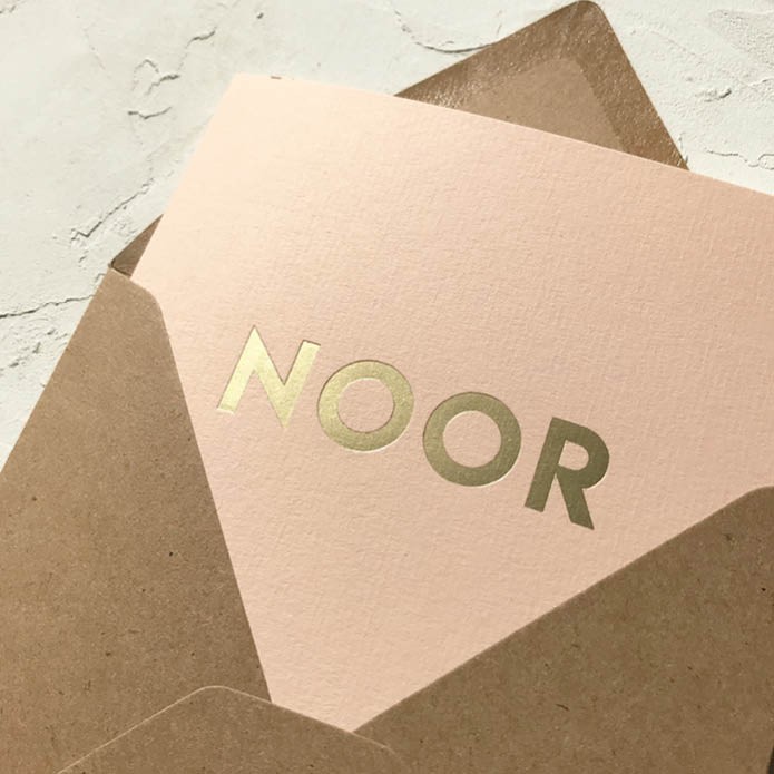 Vierkant dubbelgevouwen geboortekaartje met goud matte foliedruk