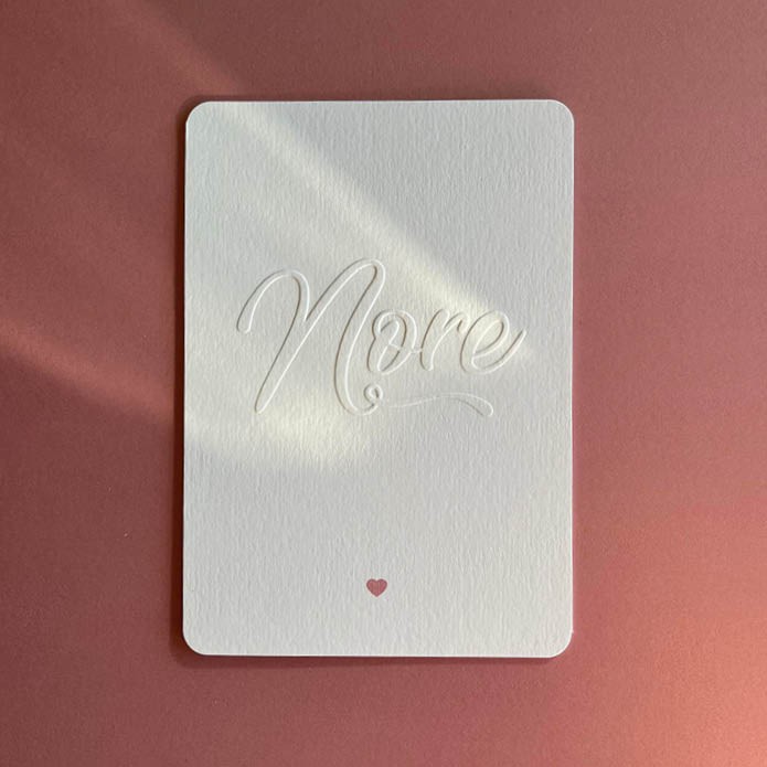 Simpel geboortekaartje met naam in letterpress preeg verhoogd