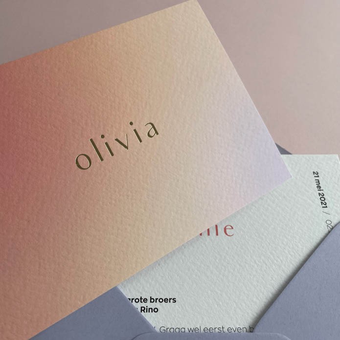 Geboortekaartje kleurverloop met klassieke goudfolie naam