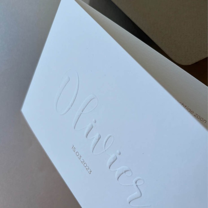 Minimalistisch wit geboortekaartje met reliëfdruk (preeg)