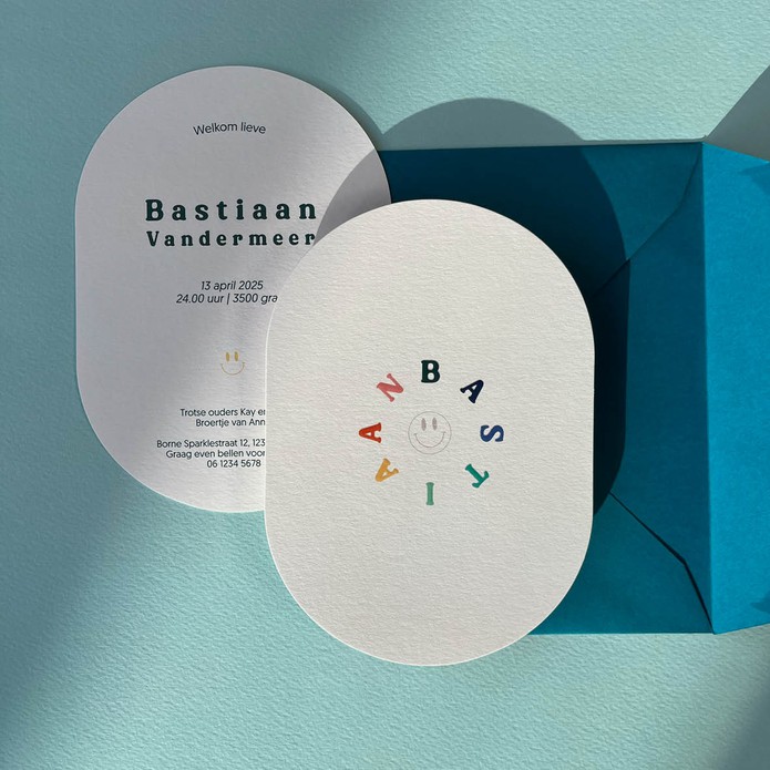 Ovaal geboortekaartje, beige met gekleurde hoogglans letters