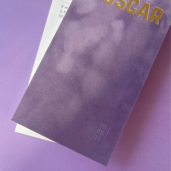 Lila kleurig velvet geboortekaartje voor jongen