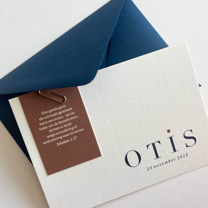 Simpel klassiek geboortekaartje jongen met label