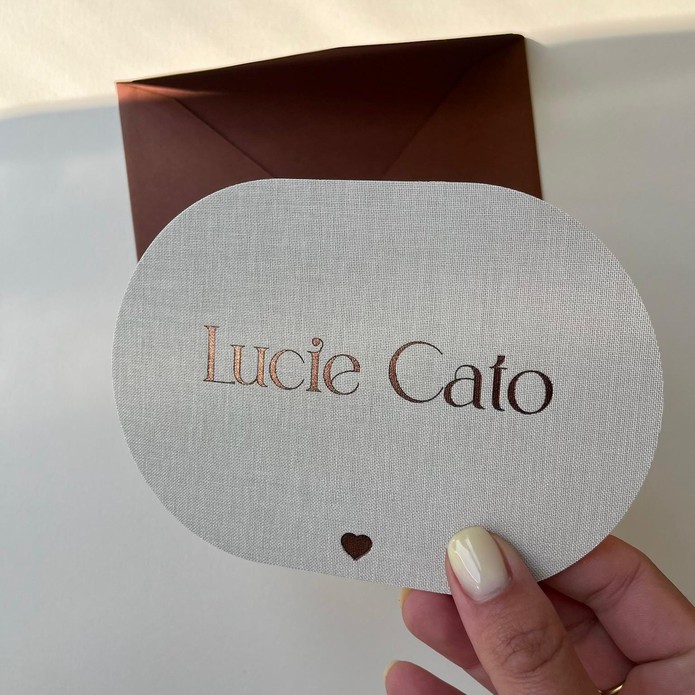Ovaal linnen geboortekaartje Lucie Cato met bruin folie en hartje