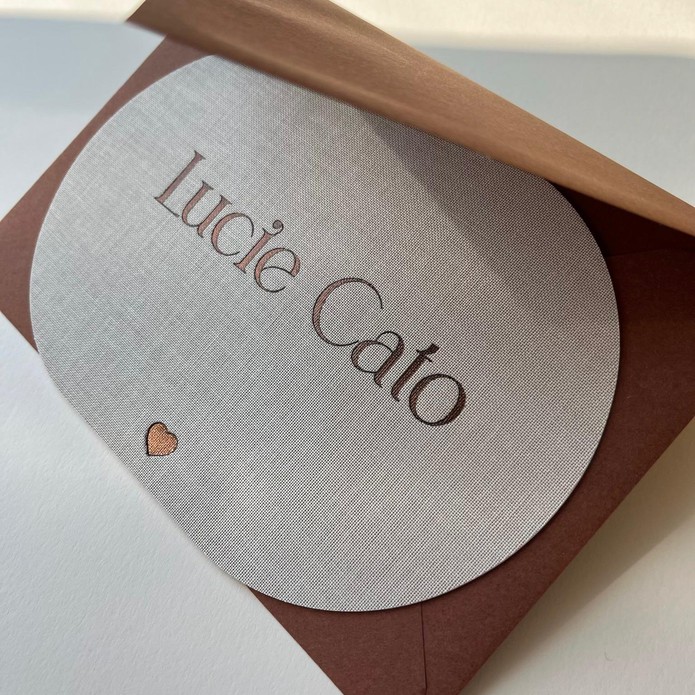 Ovaal linnen geboortekaartje Lucie Cato met bruin folie en hartje