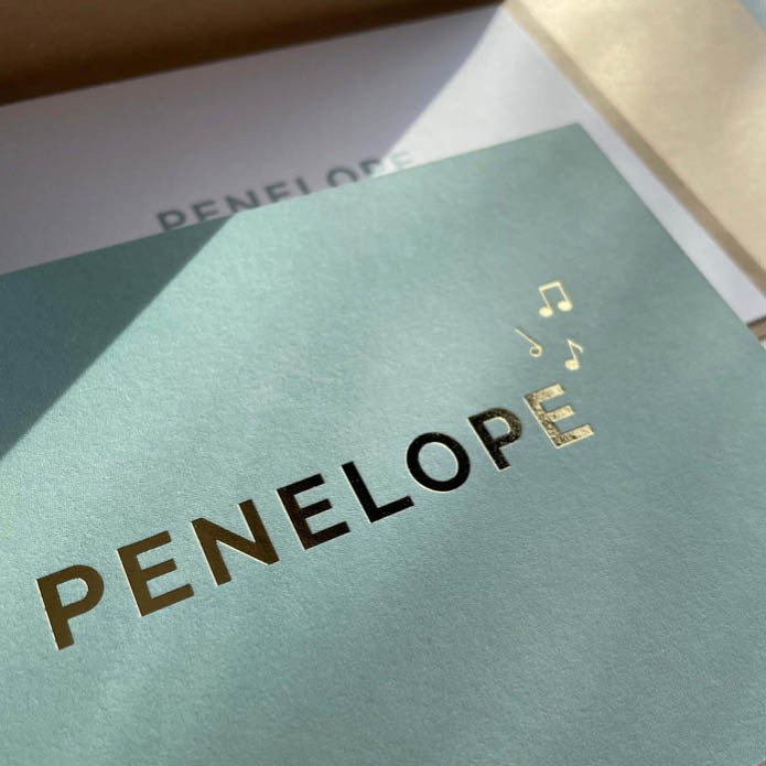 Mint groen geboortekaartje met naam in goudfolie