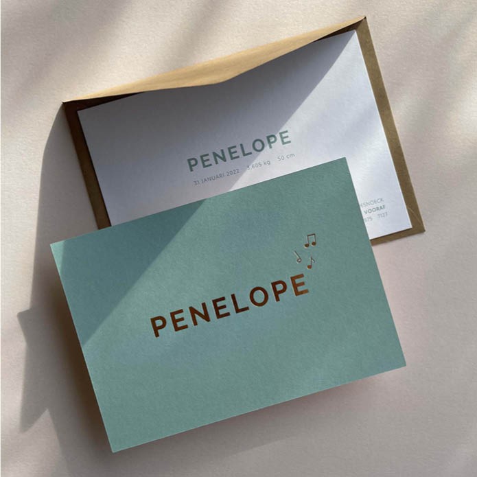 Mint groen geboortekaartje met naam in goudfolie