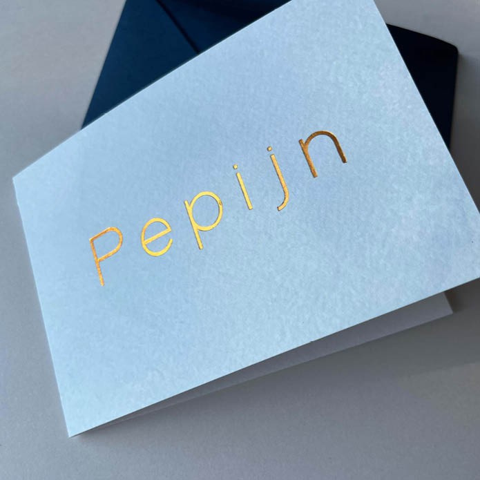 Stijlvol kaartje, zacht azuurblauw met bronsfolie naam