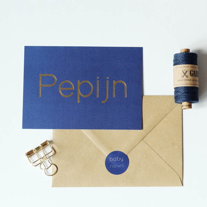 Strak, minimalistisch geboortekaartje met de naam in goudfolie