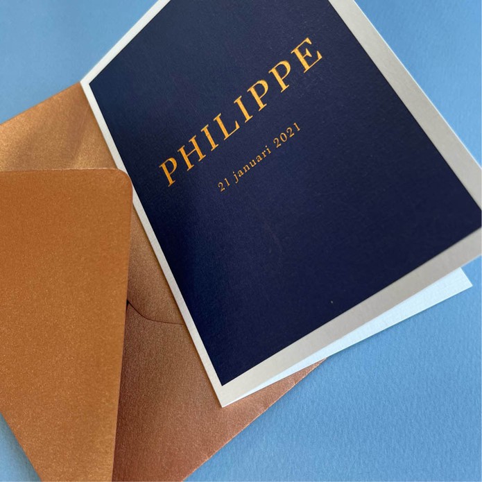 Klassiek gevouwen kaartje in marineblauw en bronsfolie