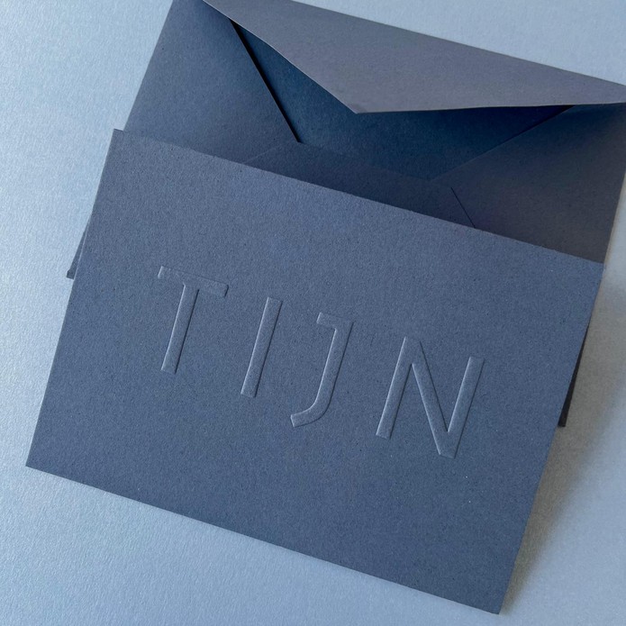 Minimalistisch geboortekaartje met de naam in reliëfdruk verhoogd