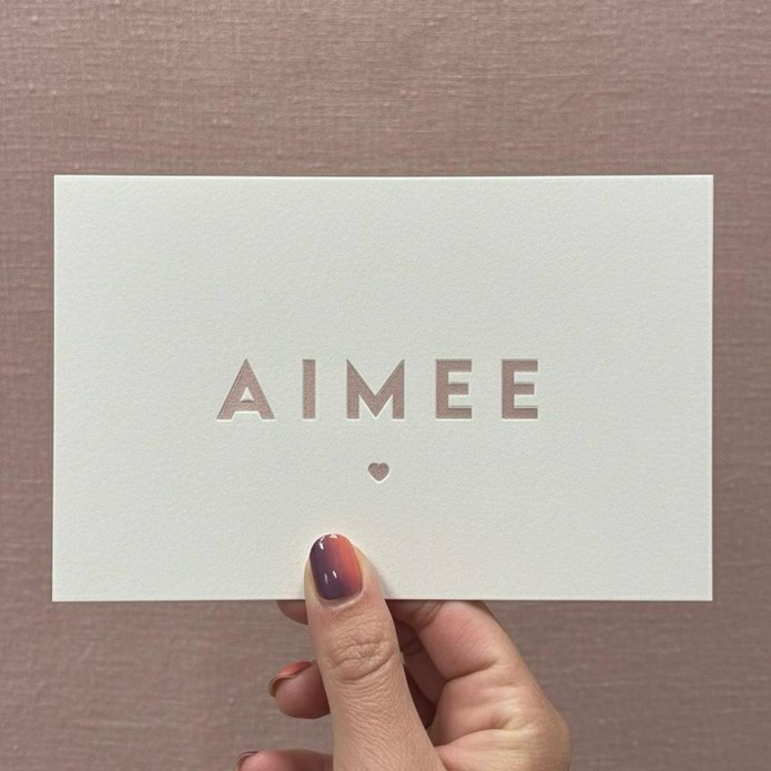 Eenvoudig geboortekaartje met naam en hartje in oudroze diepdruk (letterpress uitstraling)