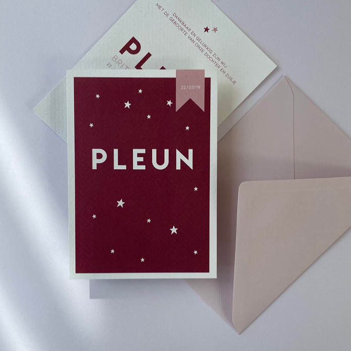 Geboortekaartje bordeaux rood met sterren