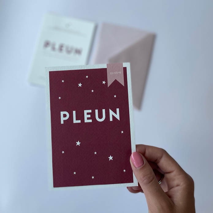 Geboortekaartje bordeaux rood met sterren