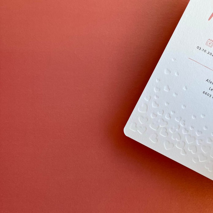 Sereen geboortekaartje wit met hartjes verhoogd gedrukt - zonder foliedruk