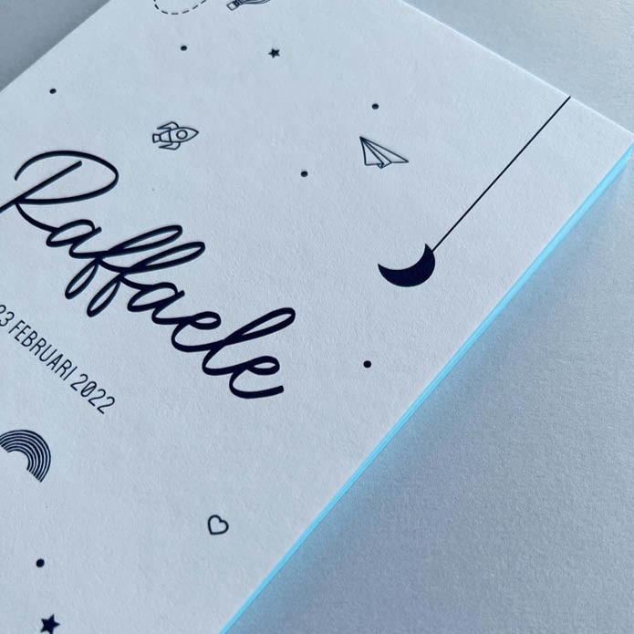 Enkel bijzonder geboortekaartje met icoontjes in blauw