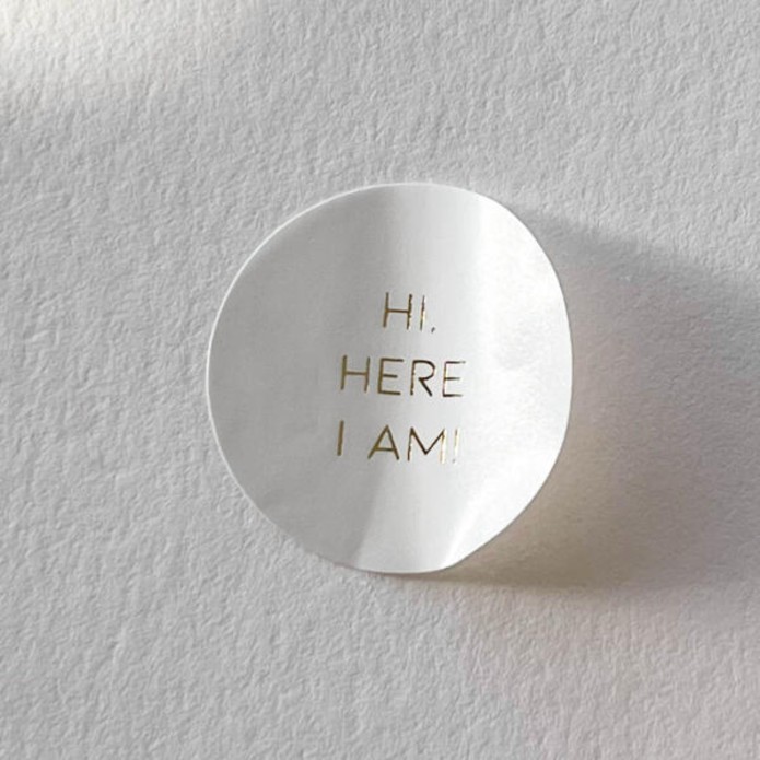 Sluitsticker wit, gouden tekst 'here i am'