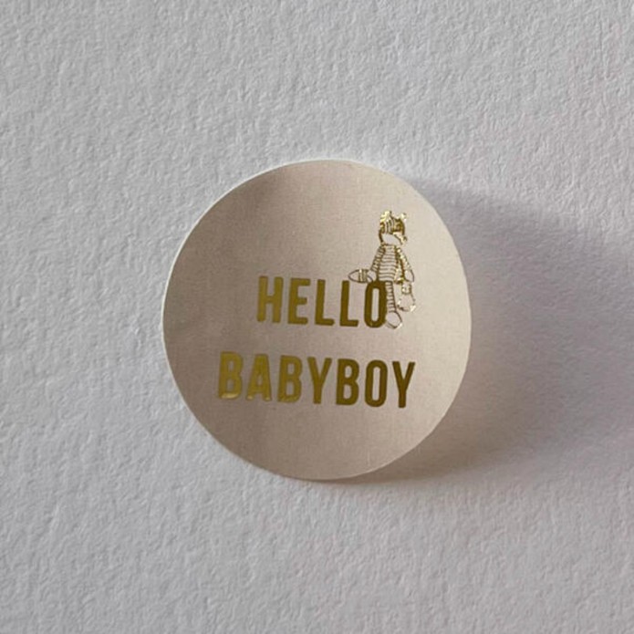 Sluitsticker beige, babyboy met gouden vos knuffel