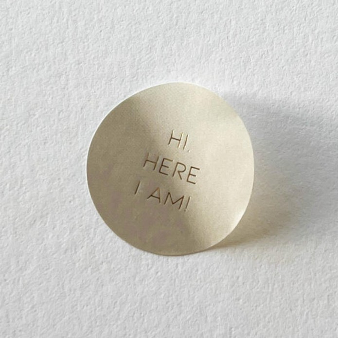 Sluitsticker beige, gouden tekst 'here i am'