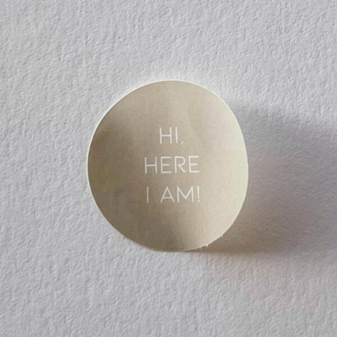 Sluitsticker beige, witte tekst 'here i am'