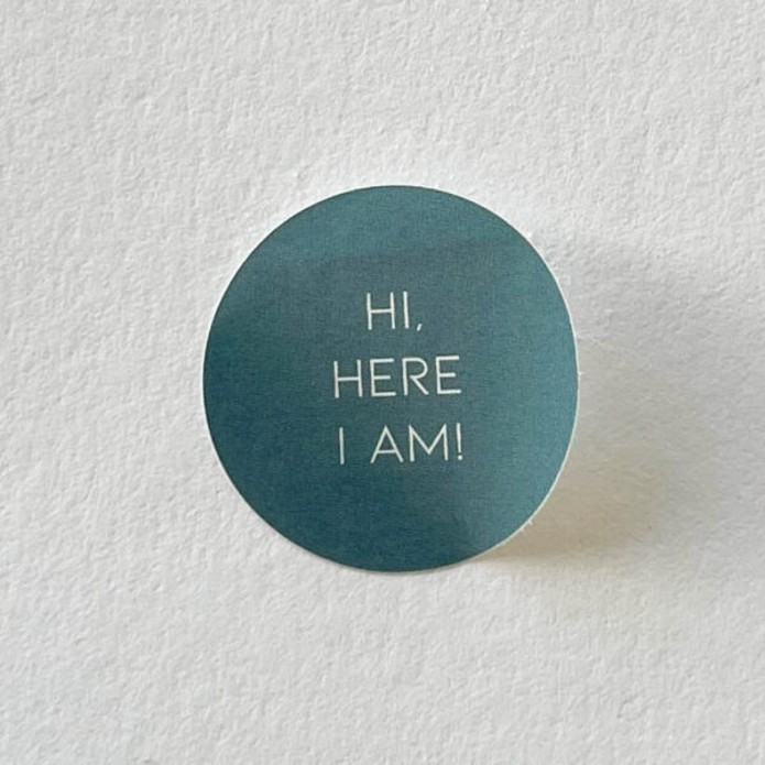 Sluitsticker jeansblauw, witte tekst 'here i am'