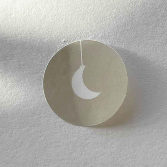 Sluitsticker beige, witte maan