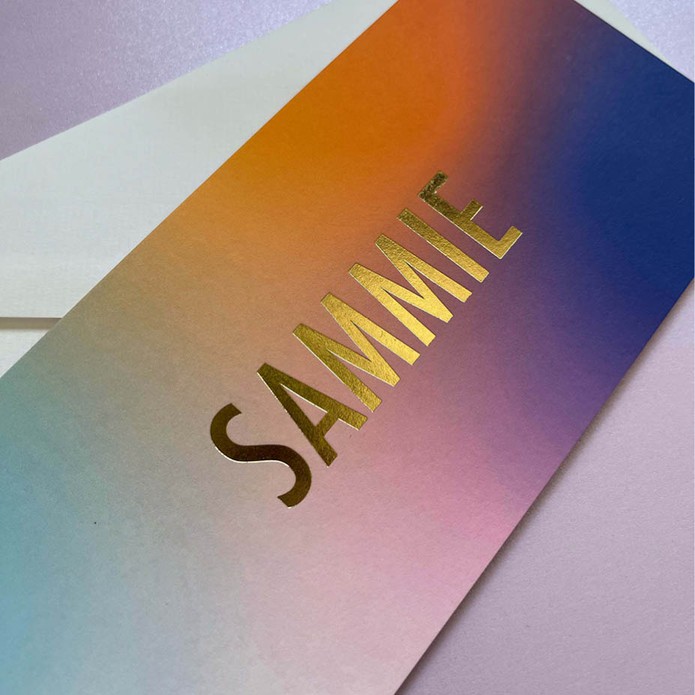 Uniek kleurrijk geboortekaartje met goudfolie