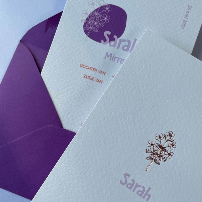 Sober geboortekaartje wit met roségoud boeketje